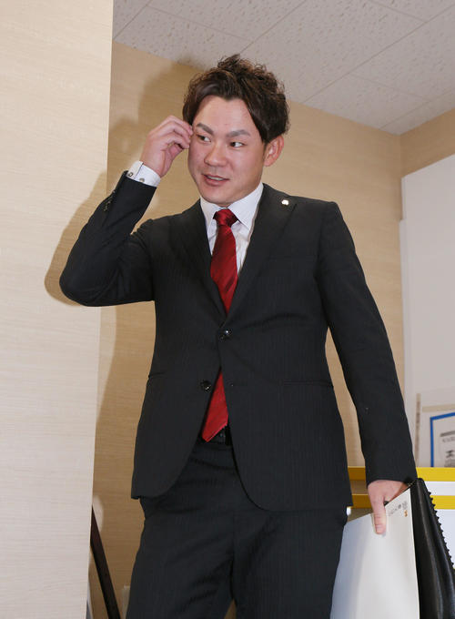記者の質問に答えるソフトバンク牧原（撮影・栗木一考）