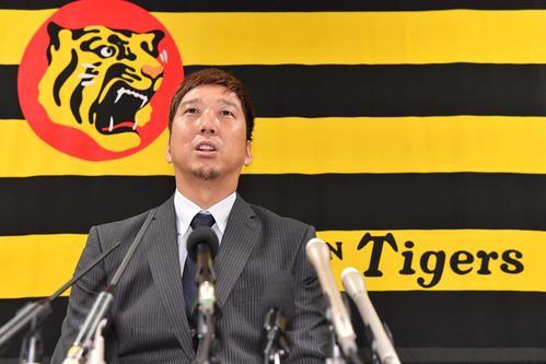 契約更改後に会見する阪神・藤川球児（撮影・上田博志）