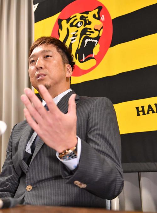 契約更改後に会見する阪神・藤川球児（撮影・上田博志）