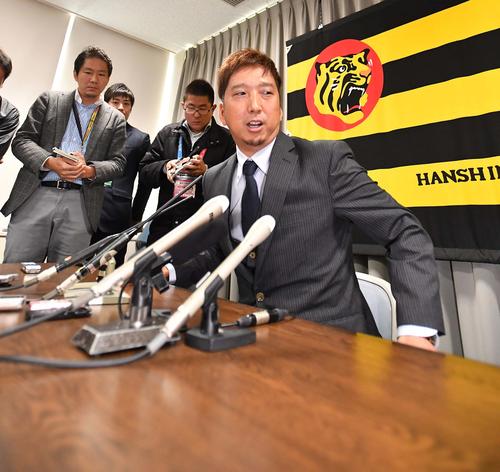 契約更改後に会見する阪神・藤川球児（撮影・上田博志）