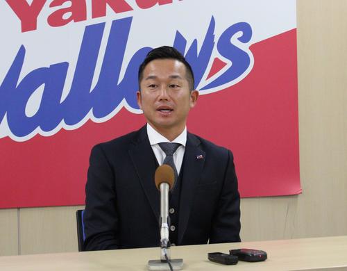 契約更改を終え、会見に臨むヤクルト石川（撮影・保坂恭子）