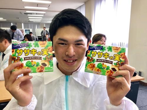 菓子工場を見学し“ササキの実”を手に笑顔のロッテのドラフト1位、大船渡・佐々木