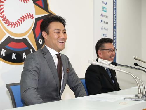 日本ハムのスペシャルアドバイザーに就任し会見する田中氏。右は川村取締役社長（撮影・黒川智章）
