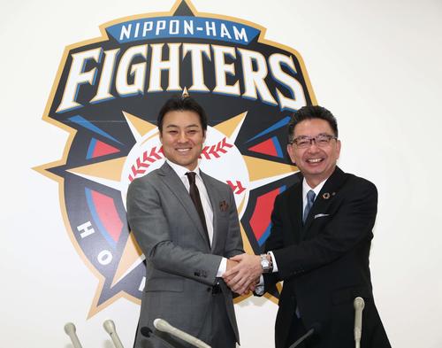 日本ハムのスペシャルアドバイザーに就任し川村取締役社長（右）と握手する田中氏（撮影・黒川智章）