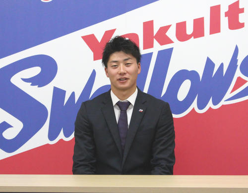 契約更改を終え、会見に臨むヤクルト広岡（撮影・保坂恭子）