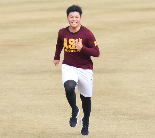 球場でダッシュをする日本ハム清宮（撮影・山崎純一）