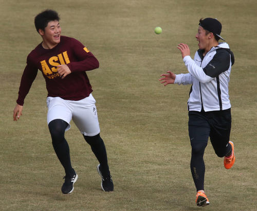 ラグビーの練習で行われるランパスを実践する日本ハム清宮（左）と吉田輝（撮影・山崎純一）