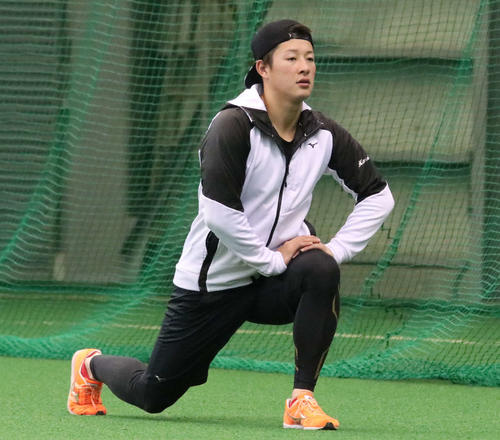 室内練習場でウオーミングアップをする日本ハム吉田輝（撮影・山崎純一）
