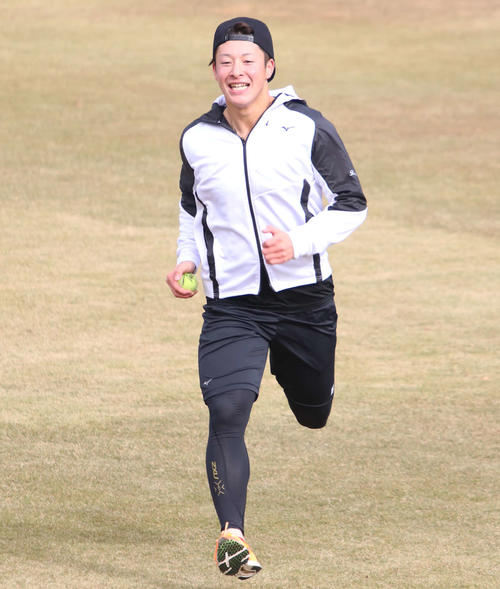 球場でダッシュをする日本ハム吉田輝（撮影・山崎純一）