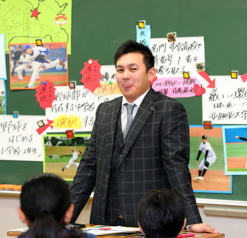 生徒からメジャー行きについて聞かれ、舌なめずりするDeNA山崎（撮影・大野祥一）