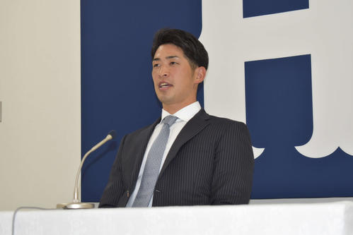 契約更改を終え、会見を行う広島安部（撮影・古財稜明）
