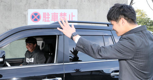 荷物整理に訪れた福田（左）を見送る甲斐野（撮影・栗木一考）