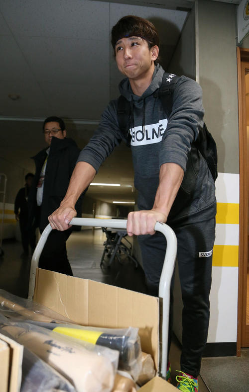 荷物整理に訪れた福田（撮影・栗木一考）