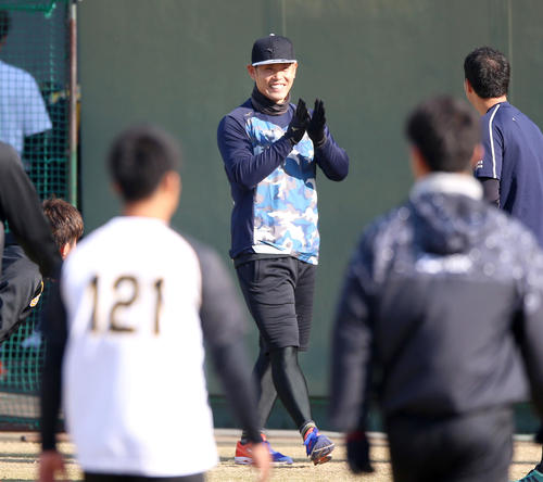 鳴尾浜で自主トレする原口（撮影・上山淳一）