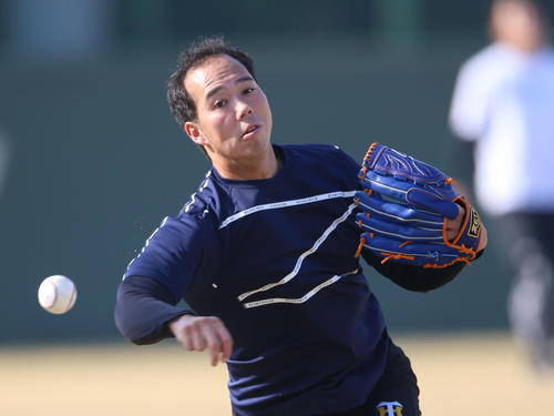 鳴尾浜で自主トレする青柳はキャッチボールで汗を流す（撮影・上山淳一）