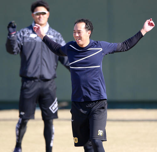 鳴尾浜球場で自主トレする青柳（手前）は笑顔で体を動かす（撮影・上山淳一）