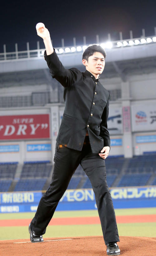 ZOZOマリンスタジアムで投球フォームを披露するロッテ佐々木朗（撮影・鈴木正人）