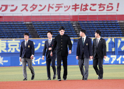 外野見学から戻るロッテ佐々木朗（中央）ら（撮影・鈴木正人）