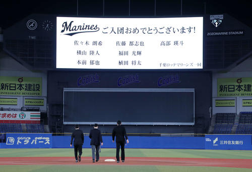 外野行くに見学に行くロッテ佐々木朗（右）ら（撮影・鈴木正人）