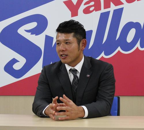 契約更改を終え、会見に臨むヤクルト西田（撮影・保坂恭子）