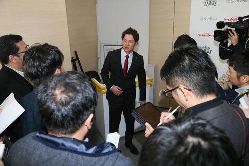 ソフトバンク情報　記者の質問に答える牧原（撮影・栗木一考）