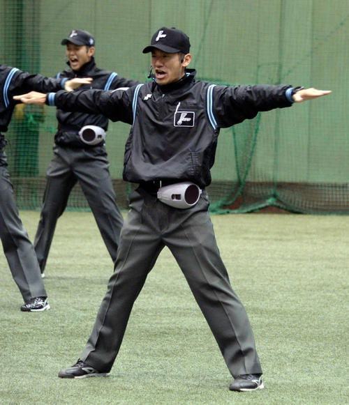 「セーフ」の基本姿勢（撮影・鈴木正章）