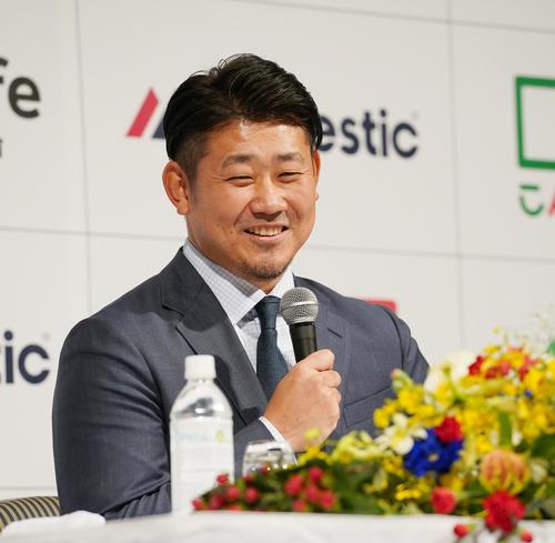 14年ぶりに西武に復帰する松坂は、入団会見で抱負を話す（撮影・菅敏）