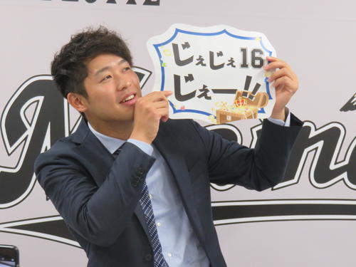 背番号も16に変わり思わず「じぇじぇじぇー！！」なロッテの“種市先輩”