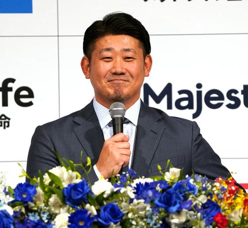14年ぶりに西武に復帰する松坂は、入団会見で記者の質問に笑顔で答える（撮影・菅敏）