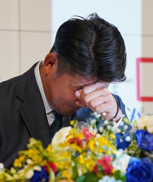 14年ぶりに西武に復帰する松坂は、入団会見で記者の質問に考え込む（撮影・菅敏）