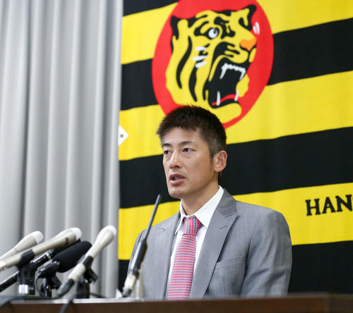 契約更改を終え報道陣に話す能見（撮影・上山淳一）