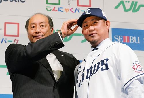 14年ぶりに西武に復帰する松坂は、入団会見でユニホームに袖を通し、渡辺GM（左）と記念写真に納まる（撮影・菅敏）