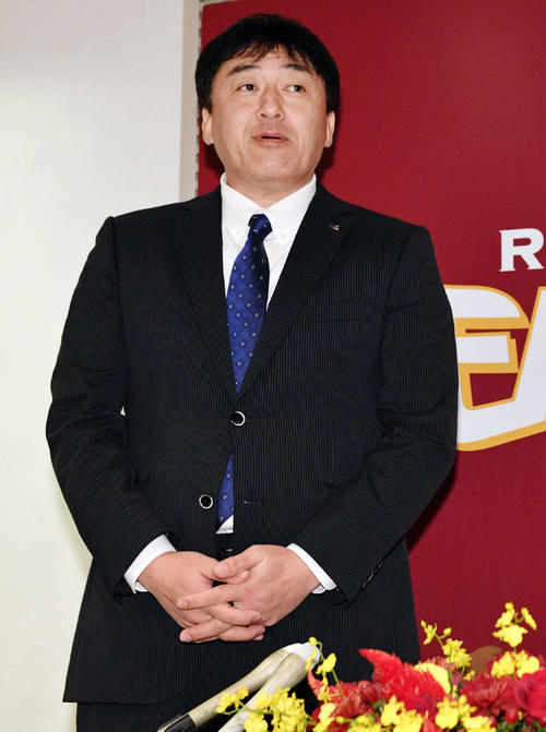 牧田の楽天入団会見であいさつする石井GM（撮影・滝沢徹郎）