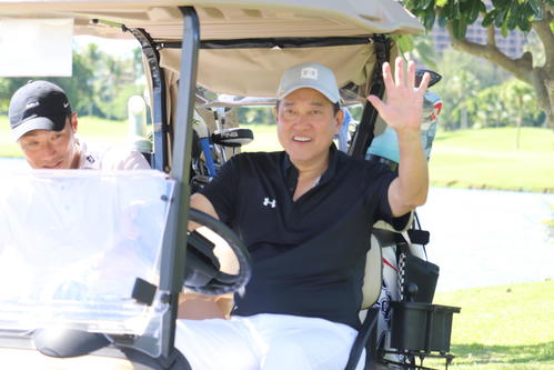 カートを運転する巨人原監督（撮影・為田聡史）