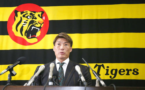 契約更改を終え報道陣に話す糸井（撮影・上山淳一）
