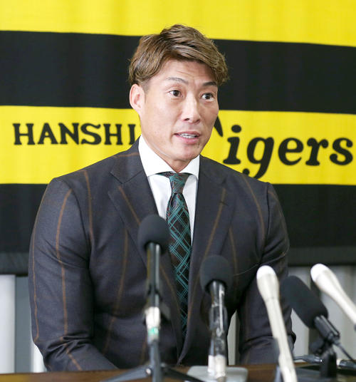 契約更改を終え報道陣に話す糸井（撮影・上山淳一）