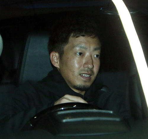 練習を終え、引き揚げる嘉弥真（撮影・栗木一考）