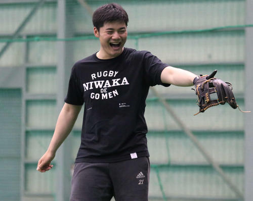 室内練習場での練習中に笑顔を見せる日本ハム清宮（撮影・山崎純一）
