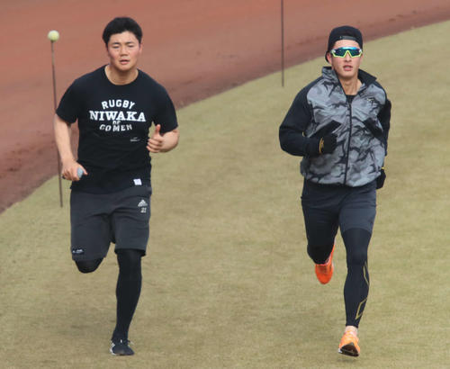 球場でランニングをする日本ハム吉田輝（右）と清宮（撮影・山崎純一）