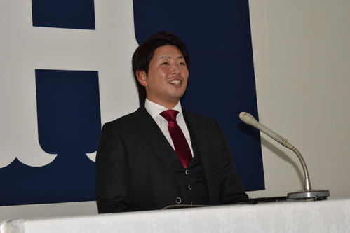 契約更改を終え、会見に臨む広島大瀬良