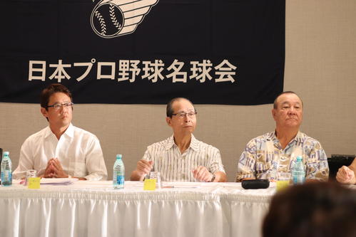 名球会総会に出席する（左から）古田氏、ソフトバンク王球団会長、柴田氏