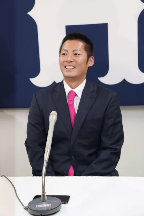 契約を更改した広島一岡（撮影・前原淳）