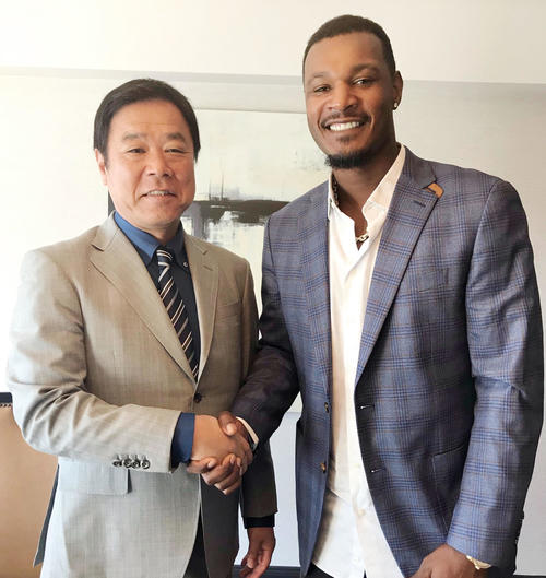契約締結しオリックス福良GM（左）と笑顔で握手するジョーンズ（球団提供）