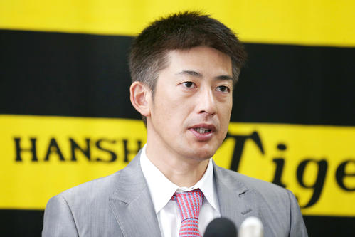 契約更改を終え報道陣に話す能見（撮影・上山淳一）