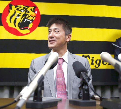 契約更改を終え報道陣に話す能見（撮影・上山淳一）