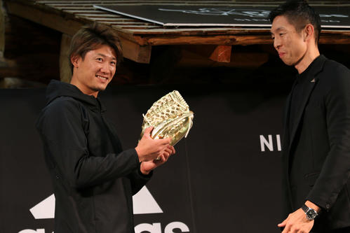 アディダス社からゴールデングラブ受賞を記念した金色のグラブを贈られた日本ハム西川（撮影・田中彩友美）
