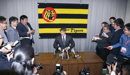 契約更改を終え報道陣に囲まれ話す糸井（撮影・上山淳一）