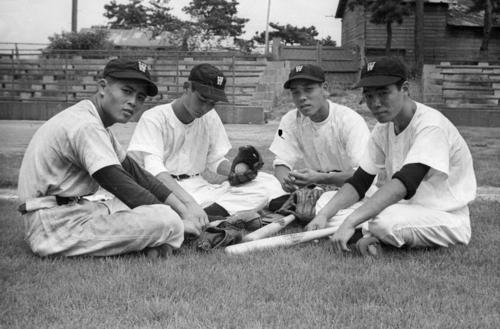 56年8月、第38回全国高校野球選手権で、新宮との開幕戦を前に意気込む早実の醍醐猛夫さん（右から2人目）。左端は王貞治
