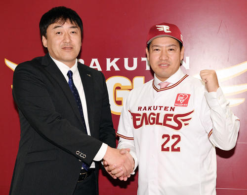 楽天入団会見で石井GM（左）と握手を交わす牧田（撮影・滝沢徹郎）
