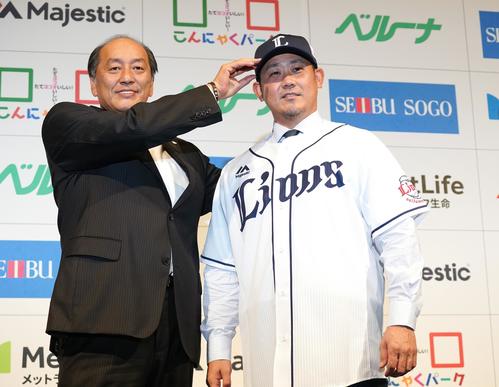 14年ぶりに西武に復帰する松坂は、入団会見でユニホームに袖を通し、渡辺GM（左）と記念写真に納まる（撮影・菅敏）